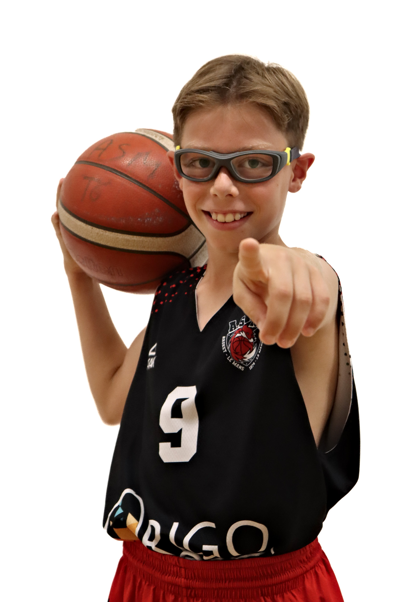 joueur de basket qui pointe du doigt la caméra